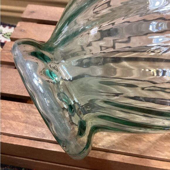 Fenton Elegant Green Clear Swirl Glass Vase Ruffle Top Centerpiece Flowers - Picture 8 of 11